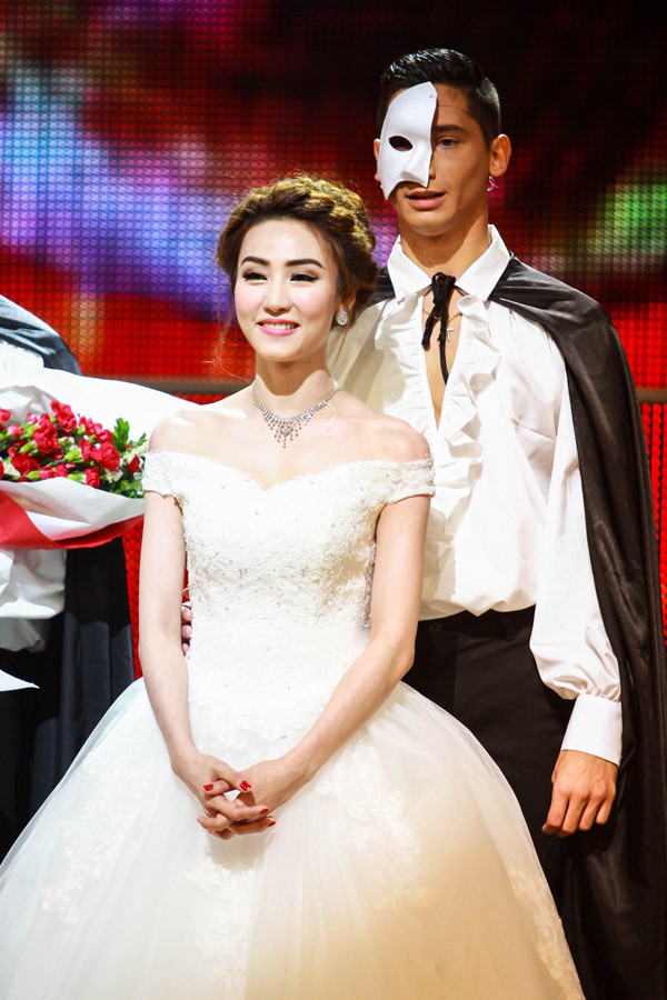 Ngân Khánh khoe vòng 1 nóng bỏng, hôn bạn nhảy ảnh 2