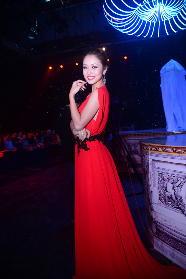 Jennifer Phạm đẹp kiêu sa với đầm dạ hội đỏ rực ảnh 9