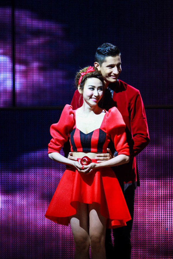 Ngân Khánh khoe vòng 1 nóng bỏng, hôn bạn nhảy ảnh 3