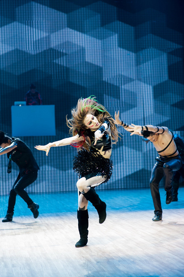 Ngân Khánh hoang dại, sexy bên bạn nhảy 'hotboy' ảnh 2