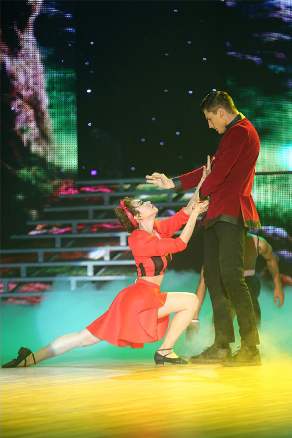 Ngân Khánh khoe vòng 1 nóng bỏng, hôn bạn nhảy ảnh 9