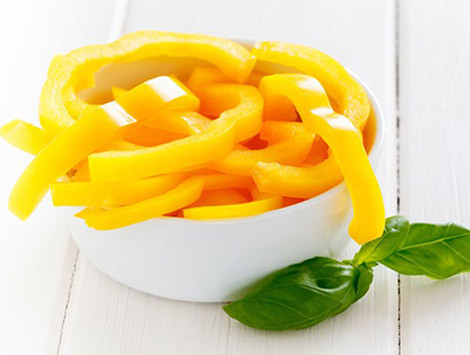  Ớt chuông có nhiều màu: xanh, đỏ, vàng. 