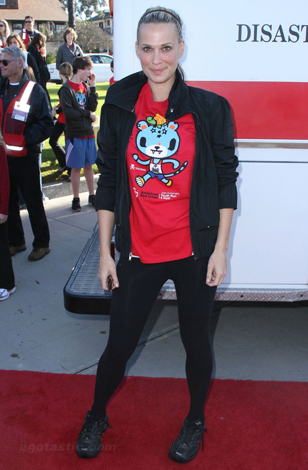 Người mẫu Molly Sims khỏe khoắn trong trang phục thể thao