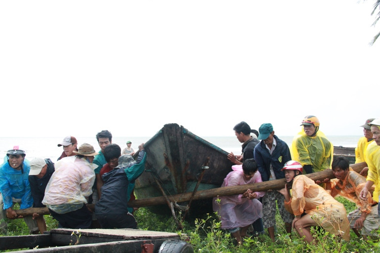 1.	Sáng nay (14/10), trên địa bàn TP.Đà Nẵng xuất hiện những trận mưa to, gió lớn, biển động mạnh. Dọc tuyến đường Hoàng Sa- Trường Sa, Trần Hưng Đạo... ngư dân tích cực cùng lực lượng chức năng kéo tàu thuyền lên bờ, neo đậu cẩn thận