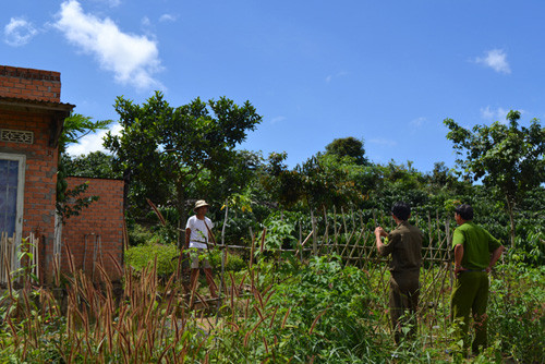 Công an xã thuyết phục ông Minh mở cổng. Công an xã thuyết phục ông Minh mở cổng