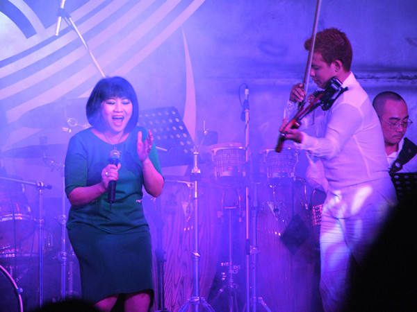 Cẩm Vân hát trên sân khấu của phòng trà Da Vàng của Lê Quang