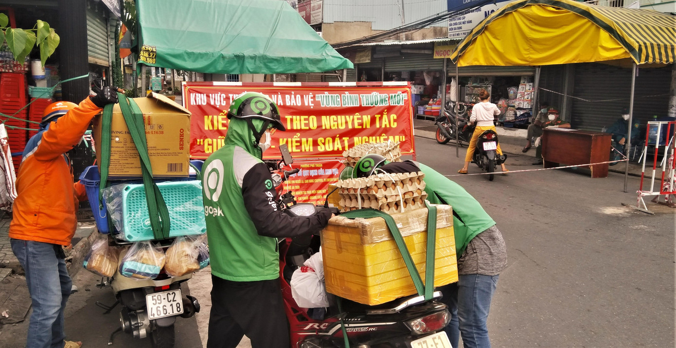 Các chốt bảo vệ "vùng bình thường mới" tại Quận 7 luôn có sự tham gia của công an, quân đội, dân phòng và các lực lượng tại chỗ của địa phương. Tuy nhiên, việc tiếp tế, lưu thông hàng hóa vẫn được đảm bảo với điều kiện các shipper phải có xét nghiệm âm tính. Các chốt bảo vệ "vùng bình thường mới" tại Quận 7 luôn có sự tham gia của công an, quân đội, dân phòng và các lực lượng tại chỗ của địa phương. Tuy nhiên, việc tiếp tế, lưu thông hàng hóa vẫn được đảm bảo với điều kiện các shipper phải có xét nghiệm âm tính.