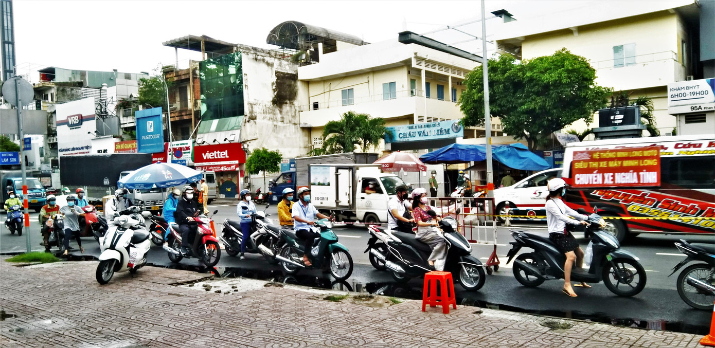 Tại một chốt khai báo điện tử tại quận Bình Thạnh, phần lớn người dân ra đường là đi tiêm vắc xin. Tại một chốt khai báo điện tử tại quận Bình Thạnh, phần lớn người dân ra đường là đi tiêm vắc xin.