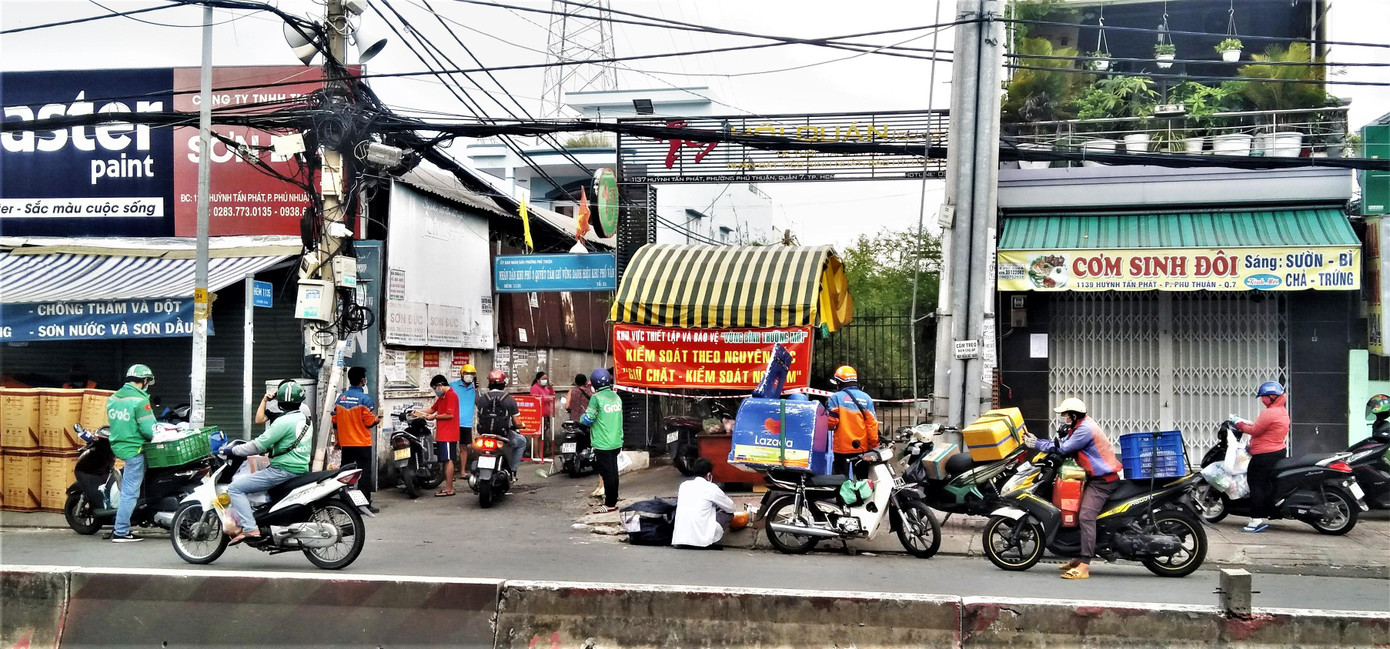 UBND Quận 7 sẵn sàng đủ thực phẩm thiết yếu cho người dân đến giữa tháng 9. Trong ảnh là người giao hàng vào "vùng bình thường mới" giúp người dân yên tâm "ai ở nhà nấy" trong dịp nghỉ lễ. UBND Quận 7 sẵn sàng đủ thực phẩm thiết yếu cho người dân đến giữa tháng 9. Trong ảnh là người giao hàng vào "vùng bình thường mới" giúp người dân yên tâm "ai ở nhà nấy" trong dịp nghỉ lễ.