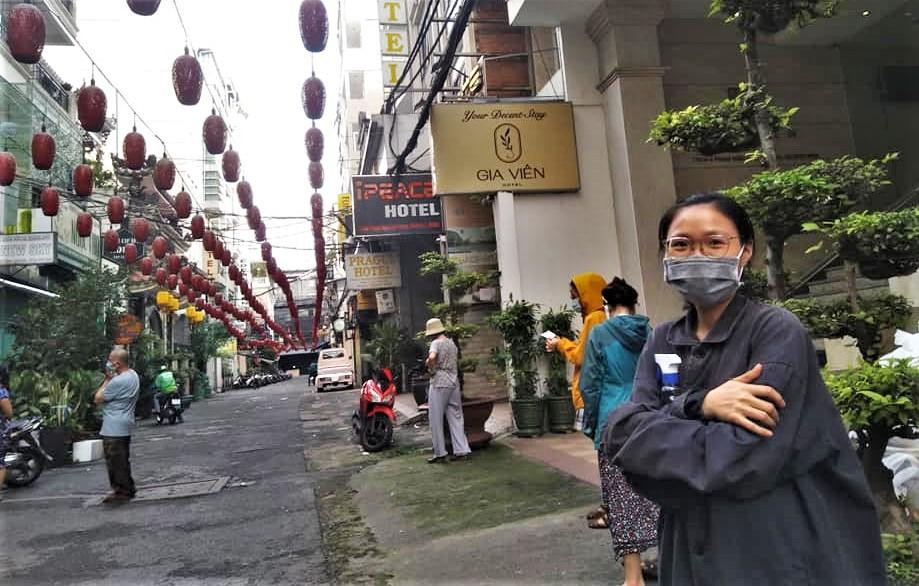 Nhiều tháng nay, khách sạn của chị Tiên (phải) làm việc không mở cửa đón khách, chỉ có 2 nhân viên ăn ở tại chỗ, có những ngày ăn mì tôm. Chị Tiên nói: "Sau gần 3 tháng, hôm nay tôi mới đi ra ngoài đường để nhận gạo cứu trợ của phường Phạm Ngũ Lão. Toàn bộ khu phố Tây đã thông thoáng như những ngày bình thường, ai cũng vui vẻ. Hy vọng ngành du lịch sẽ dần được phục hồi tại phố Tây".