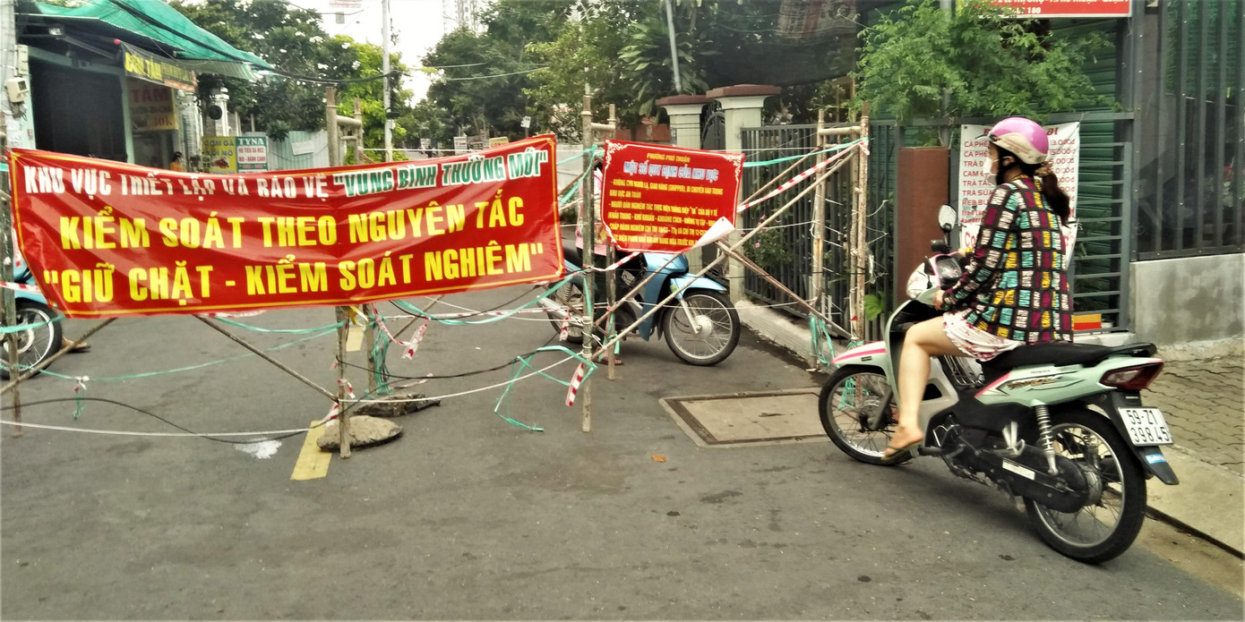 Mỗi khu dân cư chỉ có một lối ra vào, nơi có đặt trạm kiểm soát phòng chống COVID-19 Mỗi khu dân cư chỉ có một lối ra vào, nơi có đặt trạm kiểm soát phòng chống COVID-19