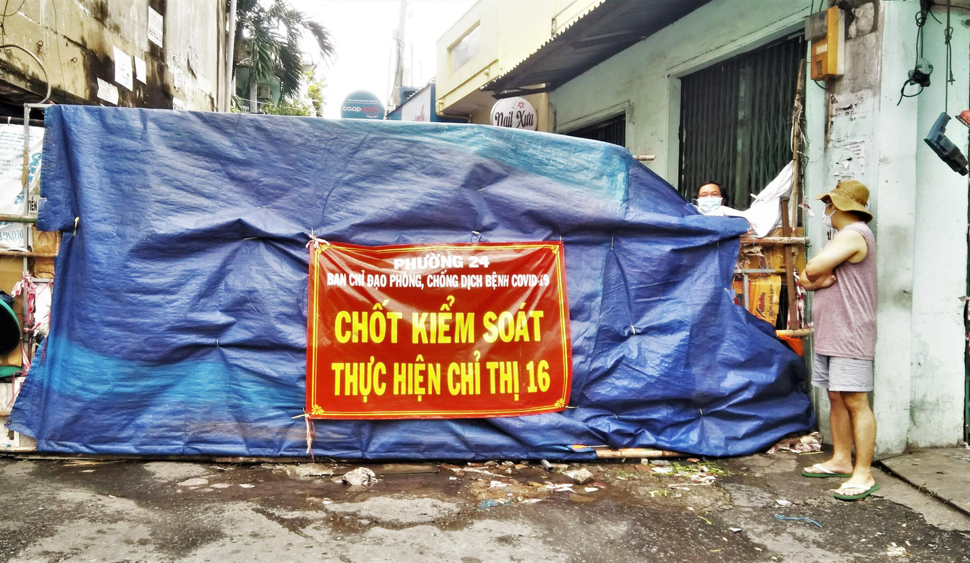 Một lối vào khu dân cư đã được phong tỏa trên đường Bạch Đằng (quận Bình Thạnh) Một lối vào khu dân cư đã được phong tỏa trên đường Bạch Đằng (quận Bình Thạnh)