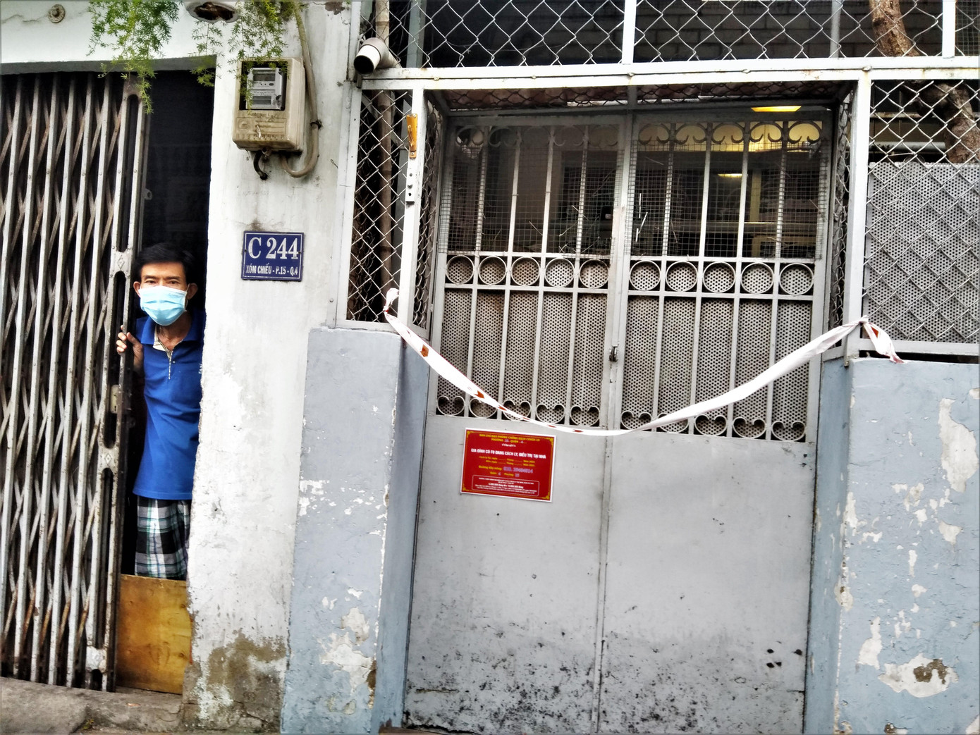 Những khu phố nghèo, đông dân cư vẫn còn nhiều ca F0. Trong ảnh là một gia đình được gắn biển có người F0 điều trị tại nhà ở quận 4, TPHCM. Người dân mong muốn dịch bệnh sẽ sớm được kiểm soát để cuộc sống trở lại bình thường. Những khu phố nghèo, đông dân cư vẫn còn nhiều ca F0. Trong ảnh là một gia đình được gắn biển có người F0 điều trị tại nhà ở quận 4, TPHCM. Người dân mong muốn dịch bệnh sẽ sớm được kiểm soát để cuộc sống trở lại bình thường.