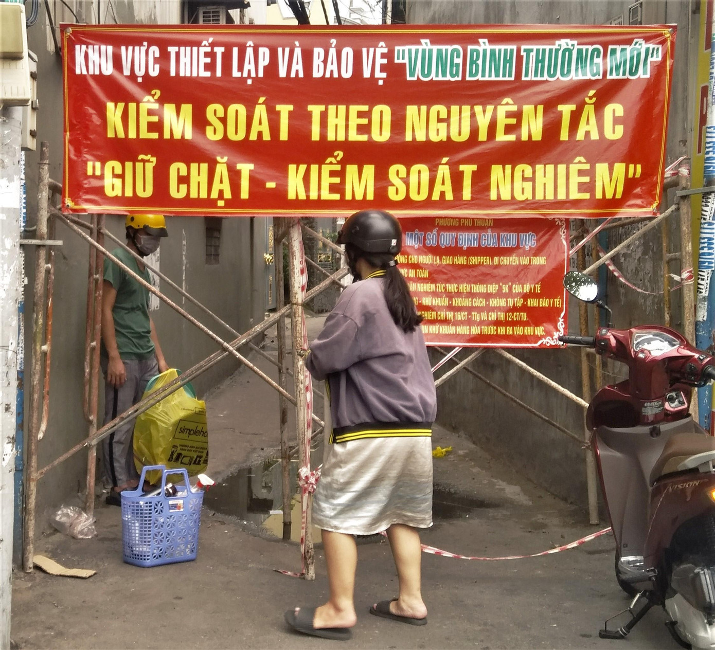 Một người phụ nữ mua đồ, chuẩn bị cho đứa con chào đời tại "vùng bình thường mới" quận 7 Một người phụ nữ mua đồ, chuẩn bị cho đứa con chào đời tại "vùng bình thường mới" quận 7