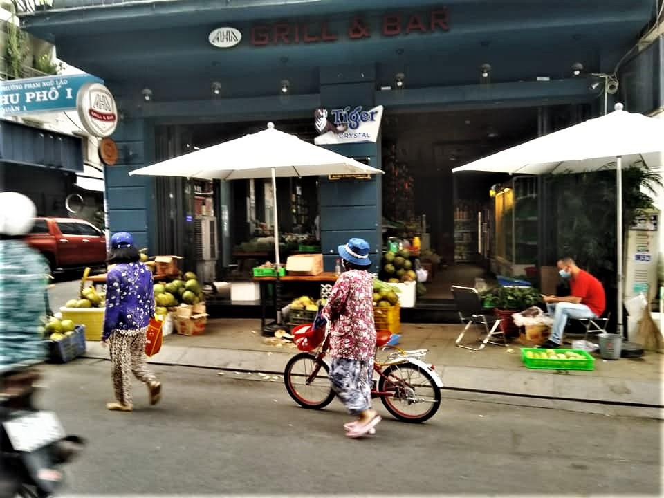 Để tạo công ăn việc làm trong những ngày đại dịch, một quán bar tại phố Tây đã chuyển thành điểm bán rau xanh, dừa, thực phẩm. Người dân phố Tây hy vọng việc khôi phục kinh tế nói chung trong đó có du lịch sẽ được thúc đẩy theo lộ trình, đảm bảo sự an toàn cho người dân và du khách, đồng thời giúp khôi phục công ăn việc làm cho người dân khu du lịch.