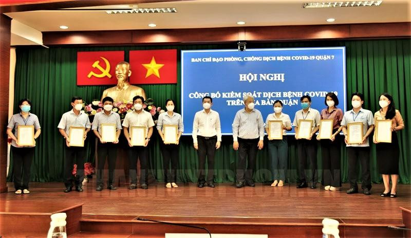 Lễ công bố kiểm soát dịch bệnh COVID-19 tại Quận 7, TPHCM (Ảnh: Trang Web Thành Ủy TPHCM). Lễ công bố kiểm soát dịch bệnh COVID-19 tại Quận 7, TPHCM (Ảnh: Trang Web Thành Ủy TPHCM).