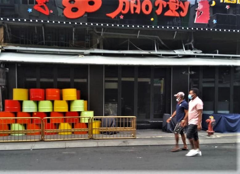 Hai vị du khách nước ngoài đi dạo trên phố đi bộ Bùi Viện chiều 30/9/2021