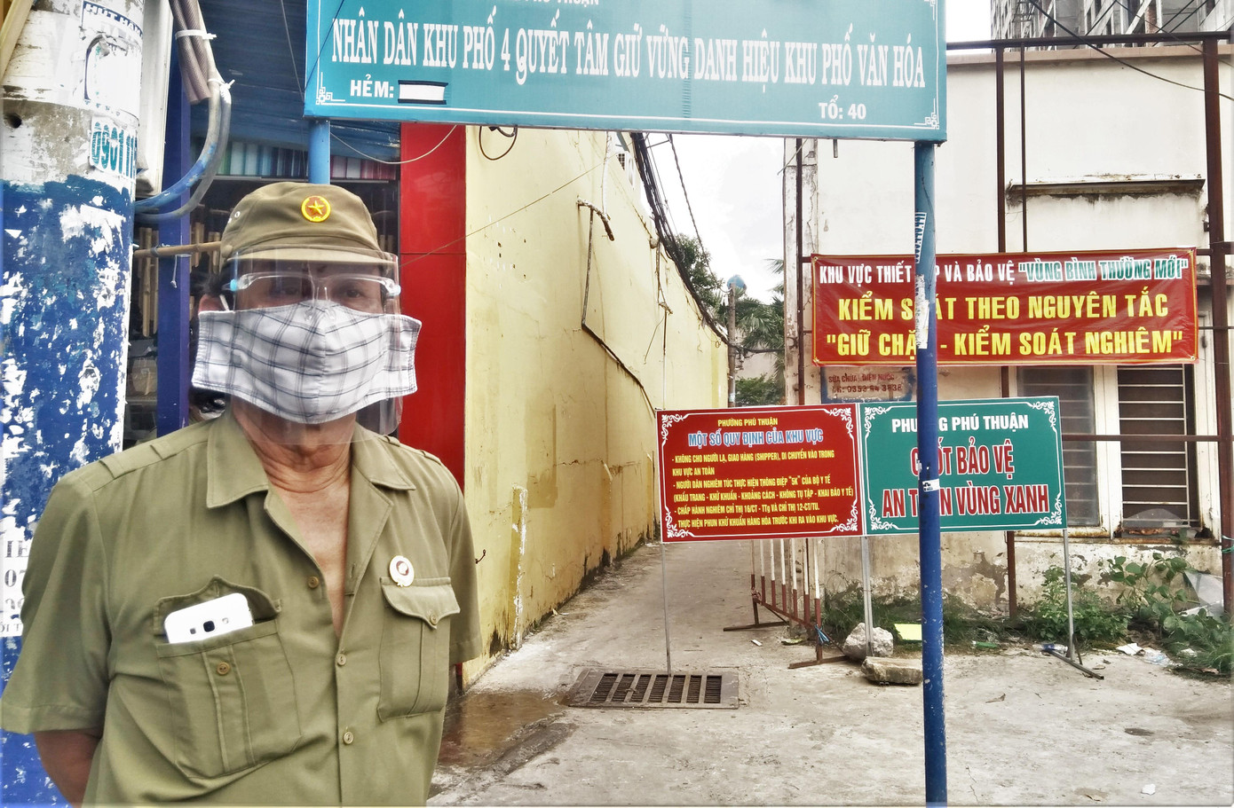 Bác Trung, cựu chiến binh, trực bảo vệ "vùng bình thường mới" dịp lễ Quốc khánh. Bác cho biết: "Vùng bình thường mới hoạt động theo nguyên tắc chỉ ra không vào. Những người chống dịch và khám chữa bệnh mới đi ra ngoài". Bác Trung, cựu chiến binh, trực bảo vệ "vùng bình thường mới" dịp lễ Quốc khánh. Bác cho biết: "Vùng bình thường mới hoạt động theo nguyên tắc chỉ ra không vào. Những người chống dịch và khám chữa bệnh mới đi ra ngoài".