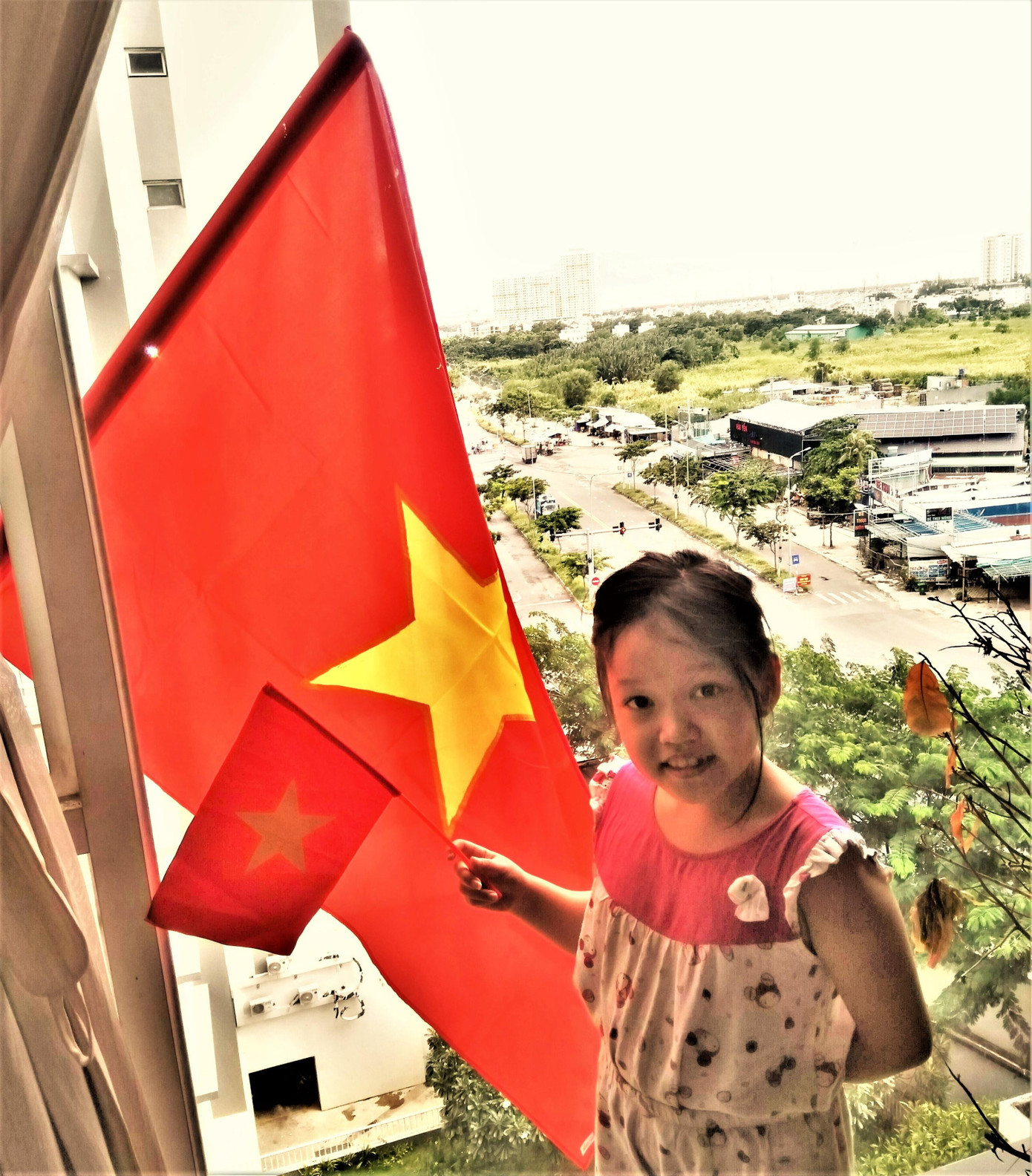 Bé Bảo Lam, học sinh lớp 4, Trường tiểu học Lê Văn Tám, Quận 7, chia sẻ niềm vui quận mình khống chế dịch COVID-19 với các bạn trong lớp vào ngày 2/9/2021. Bé Bảo Lam, học sinh lớp 4, Trường tiểu học Lê Văn Tám, Quận 7, chia sẻ niềm vui quận mình khống chế dịch COVID-19 với các bạn trong lớp vào ngày 2/9/2021.