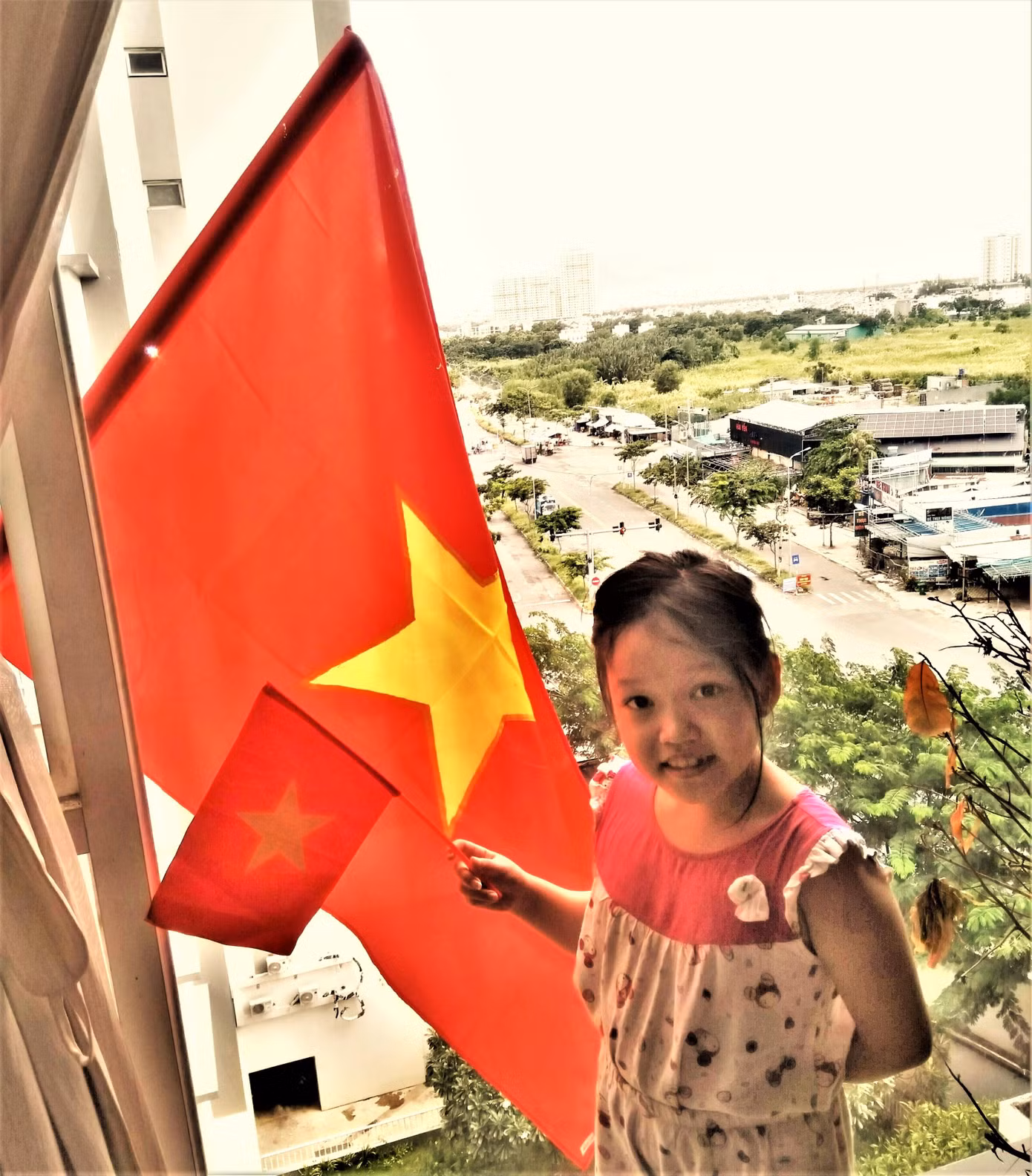 Bé Bảo Lam, học sinh lớp 4, Trường tiểu học Lê Văn Tám, Quận 7, chia sẻ niềm vui quận mình khống chế dịch COVID-19 với các bạn trong lớp vào ngày 2/9/2021. Bé Bảo Lam, học sinh lớp 4, Trường tiểu học Lê Văn Tám, Quận 7, chia sẻ niềm vui quận mình khống chế dịch COVID-19 với các bạn trong lớp vào ngày 2/9/2021.