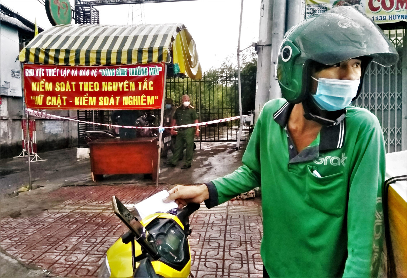 Một shipper nói" Em không thể vào "Vùng bình thường mới" tại Quận 7, vì em chưa được công ty tiêm vắc xin". Một shipper nói" Em không thể vào "Vùng bình thường mới" tại Quận 7, vì em chưa được công ty tiêm vắc xin".