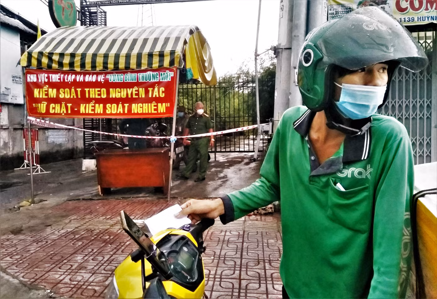 Một shipper nói" Em không thể vào "Vùng bình thường mới" tại Quận 7, vì em chưa được công ty tiêm vắc xin". Một shipper nói" Em không thể vào "Vùng bình thường mới" tại Quận 7, vì em chưa được công ty tiêm vắc xin".
