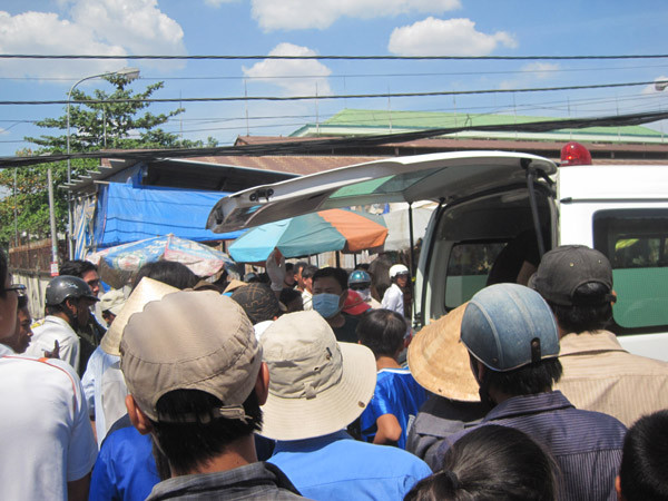 Người dân xung quanh kéo đến xem vụ án mạng.