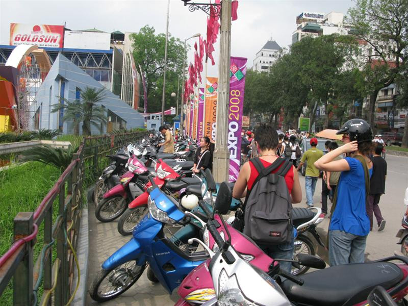 Lề đường Trung tâm triển lãm biến thành bãi giữ xe! Lề đường Trung tâm triển lãm biến thành bãi giữ xe!