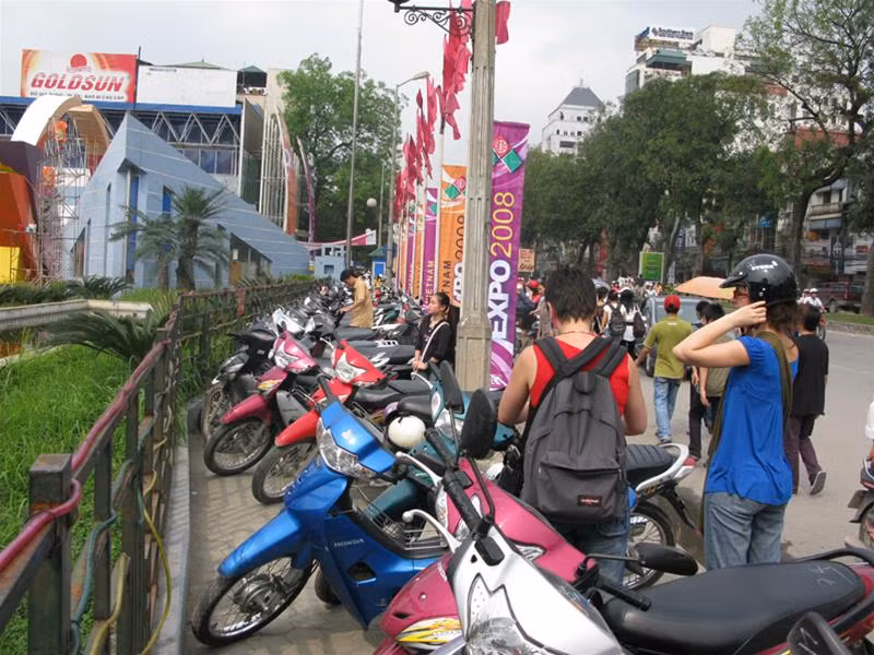 Lề đường Trung tâm triển lãm biến thành bãi giữ xe!