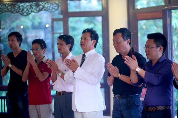 Ông Đào Hồng Tuyển (áo trắng) cùng mọi người dâng hương Bác Hồ ở khu di tích trên đảo Tuần Châu