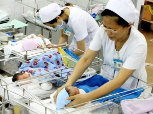 Nhân viên y tế chăm sóc cho trẻ sơ sinh. (Ảnh minh họa: Dương Ngọc/TTXVN). Nhân viên y tế chăm sóc cho trẻ sơ sinh. (Ảnh minh họa: Dương Ngọc/TTXVN)