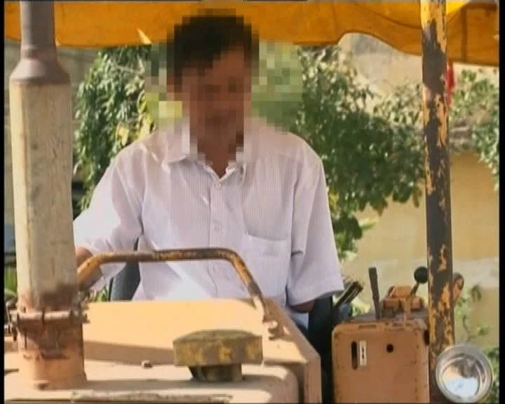 Nhân vật được cho là mù mắt, cụt tay vẫn hằng ngày lái xe mưu sinh. ảnh cắt từ Video phóng sự