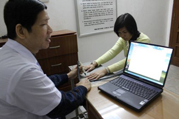 Giám đốc - ông Đinh Lai Thịnh (bìa trái) giới thiệu Phần mềm phiên bản 2.0. Ảnh: Tư liệu.