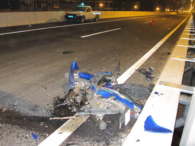 Chiếc xe máy bị nát bét