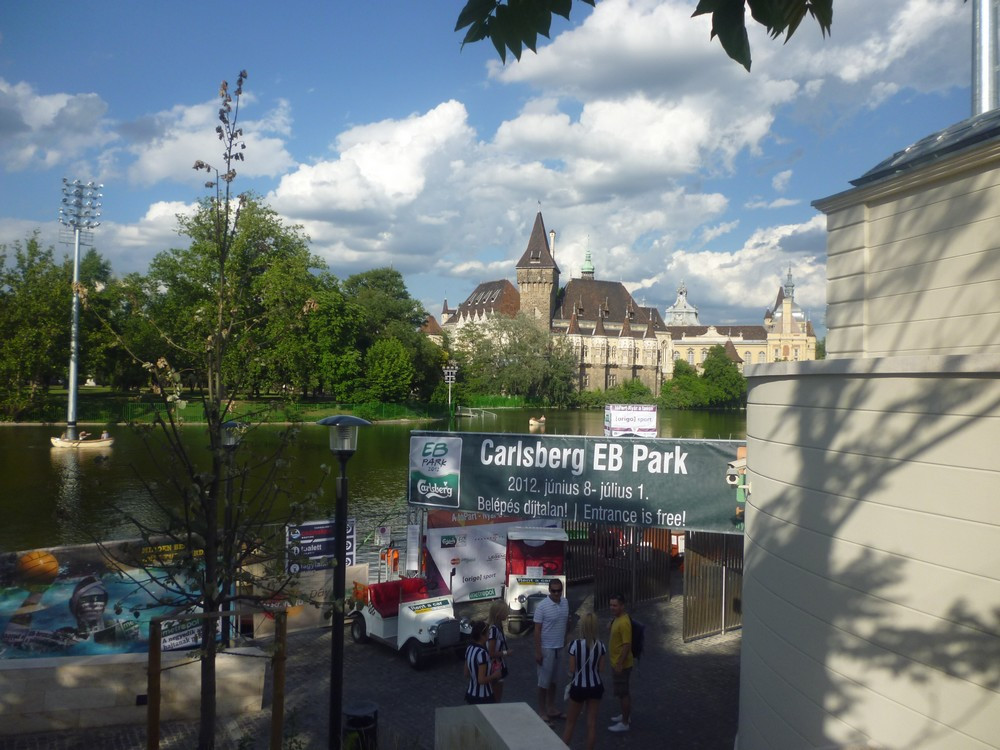 “Fanzone” ngay tại trái tim Budapest