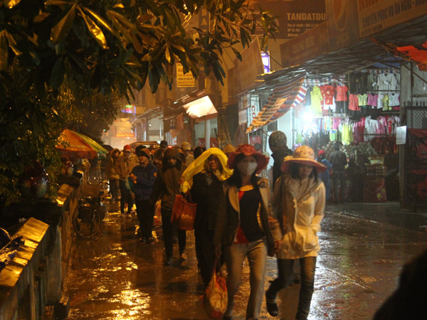 Ngay từ sáng sớm ngày 28-1, nhiều du khách đã hành hương về Hương Sơn