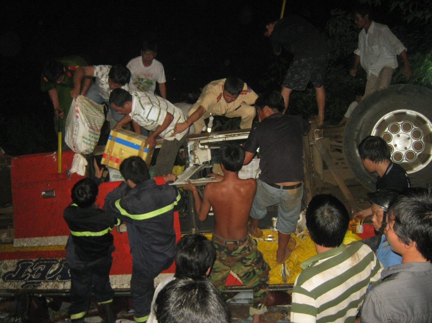 Tìm đủ mọi cách để đưa nạn nhân ra ngoài