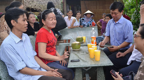 Vợ chồng chị Phượng trở về quê Giồng Trôm (Bến Tre) chiều 4-10 thăm bà con, hàng xóm trước khi đi trị bệnh. Ảnh: Viễn Sự