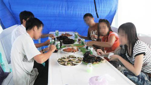 Nhậu cùng người đẹp trên tàu du lịch là kiểu thư giãn kín đáo của một số đại gia hiện nay (ảnh chụp tại khu vực Bãi Sao, Phú Quốc, Kiên Giang). Ảnh: P.N (Tuổi Trẻ) Nhậu cùng người đẹp trên tàu du lịch là kiểu thư giãn kín đáo của một số đại gia hiện nay (ảnh chụp tại khu vực Bãi Sao, Phú Quốc, Kiên Giang)