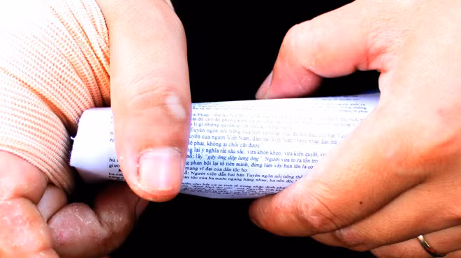 Thí sinh chuẩn bị “phao” trước khi vào phòng thi tốt nghiệp THPT 2012. Ảnh: Hà Bình