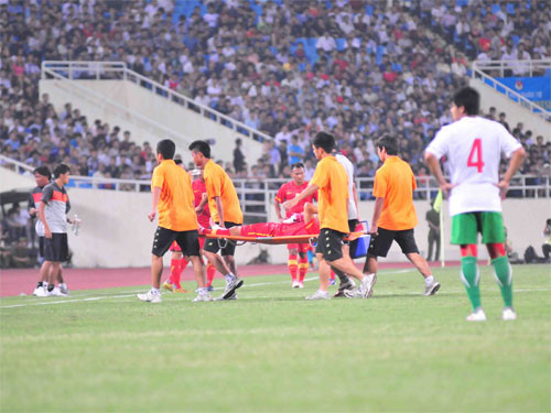 Công Vinh được các bác sĩ đưa ra khỏi sân bằng cáng