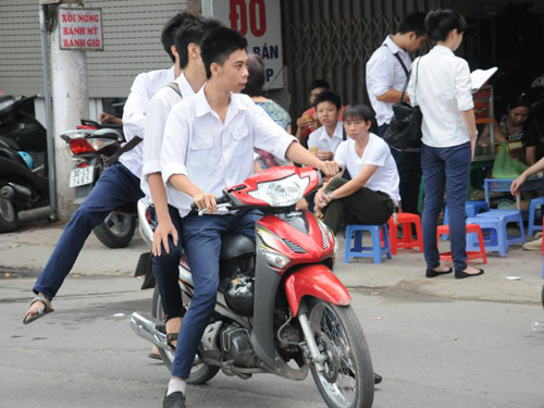 Nhiều trường hợp đèo ba, không đội mũ bảo hiểm