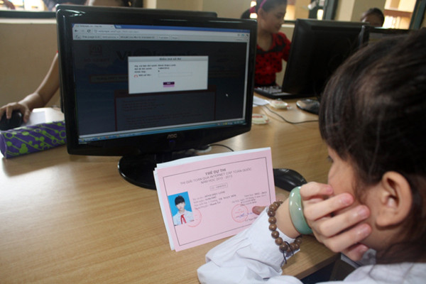 Mỗi học sinh đều có thẻ dự thi và được các giám thị dặn dò cẩn thận trước khi bắt đầu làm bài