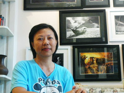 Nhiếp ảnh gia Thi Thơ trong quán cà phê ảnh. Ảnh: T.N.A