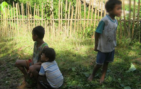 Trong số những đứa trẻ này, lẽ ra đứa này phải gọi đứa kia là cậu ruột, nhưng số phận lại buộc chúng gọi nhau là "anh em". Trong số những đứa trẻ này, lẽ ra đứa này phải gọi đứa kia là cậu ruột, nhưng số phận lại buộc chúng gọi nhau là