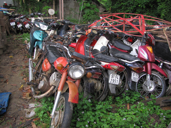 Gỗ lậu và các phương tiện bị thu giữ tại Hạt Kiểm lâm huyện Chợ Đồn (Bắc Kạn) 