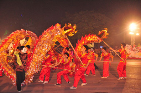 Màn múa lân đặc sắc nói lên một nét văn hóa Việt ở đất chè Thái Nguyên. Những làng Việt hôm nay vẫn gìn giữ nét đẹp truyền thống hiếm có tuyệt đẹp. Màn múa lân đặc sắc nói lên một nét văn hóa Việt ở đất chè Thái Nguyên. Những làng Việt hôm nay vẫn gìn giữ nét đẹp truyền thống hiếm có tuyệt đẹp