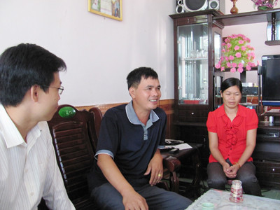 Anh Hạnh (giữa) phấn khởi giới thiệu về cơ ngơi khang trang của mình