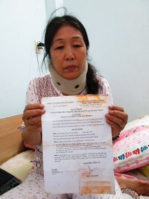 Bà Nở yêu cầu ông Đảo không đổ lỗi cho chồng mình, tài công đã tử nạn. ảnh: Q.M . Bà Nở yêu cầu ông Đảo không đổ lỗi cho chồng mình, tài công đã tử nạn. ảnh: Q.M