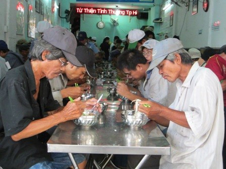 Chuyện lạ giữa Sài Gòn: Suất cơm bằng cốc trà đá, no, sạch, ngon ảnh 2